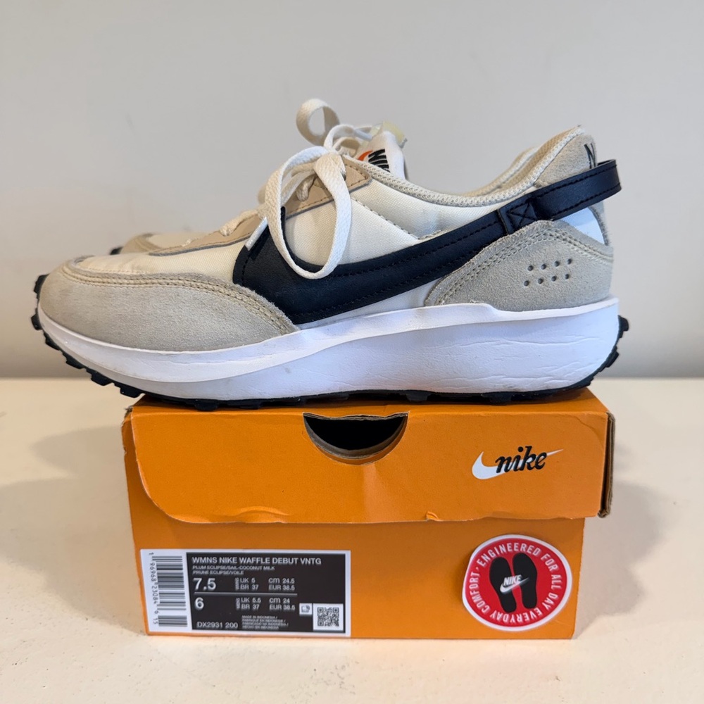 Nike Women's Beige White and Black Waffle Runner